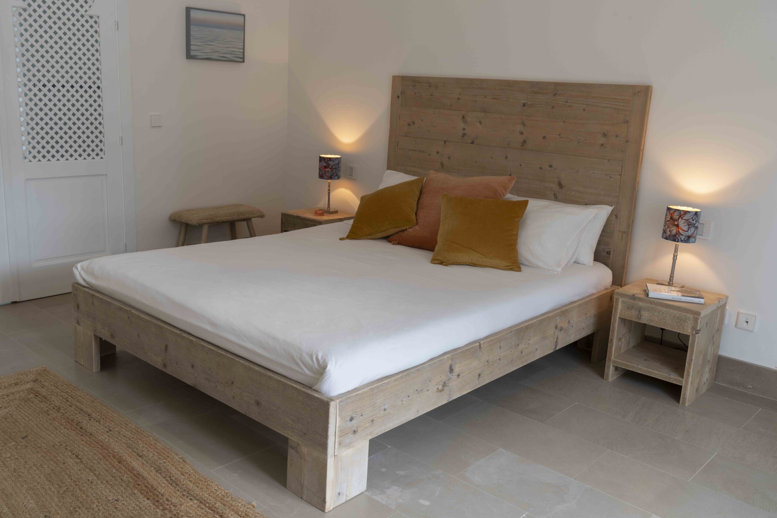 Precioso dormitorio nórdico con listones y banco de madera