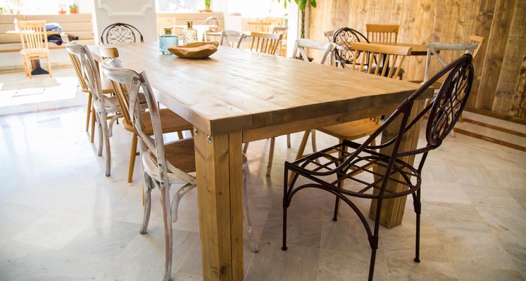 Mesa fabricada con madera de pino holandés
