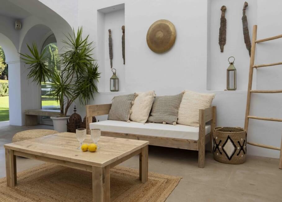 Un sofá de madera, la joya de la corona de todos los salones.